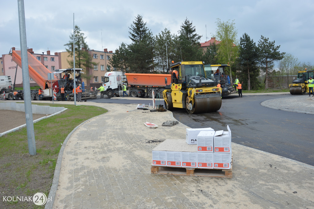 Ostatnia warstwa asfaltu na rondzie