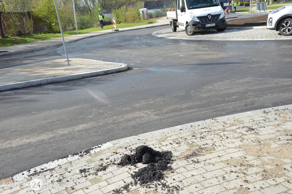Asfalt na rondzie już wylany