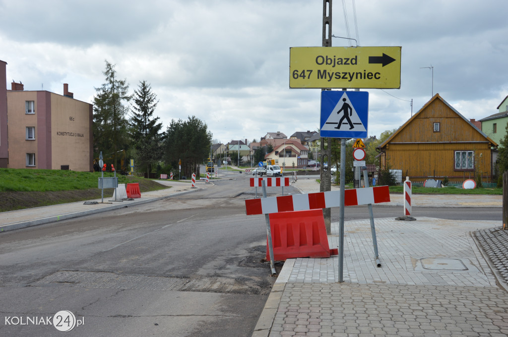Asfalt na rondzie już wylany