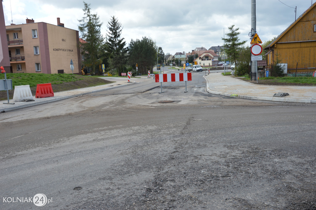 Asfalt na rondzie już wylany