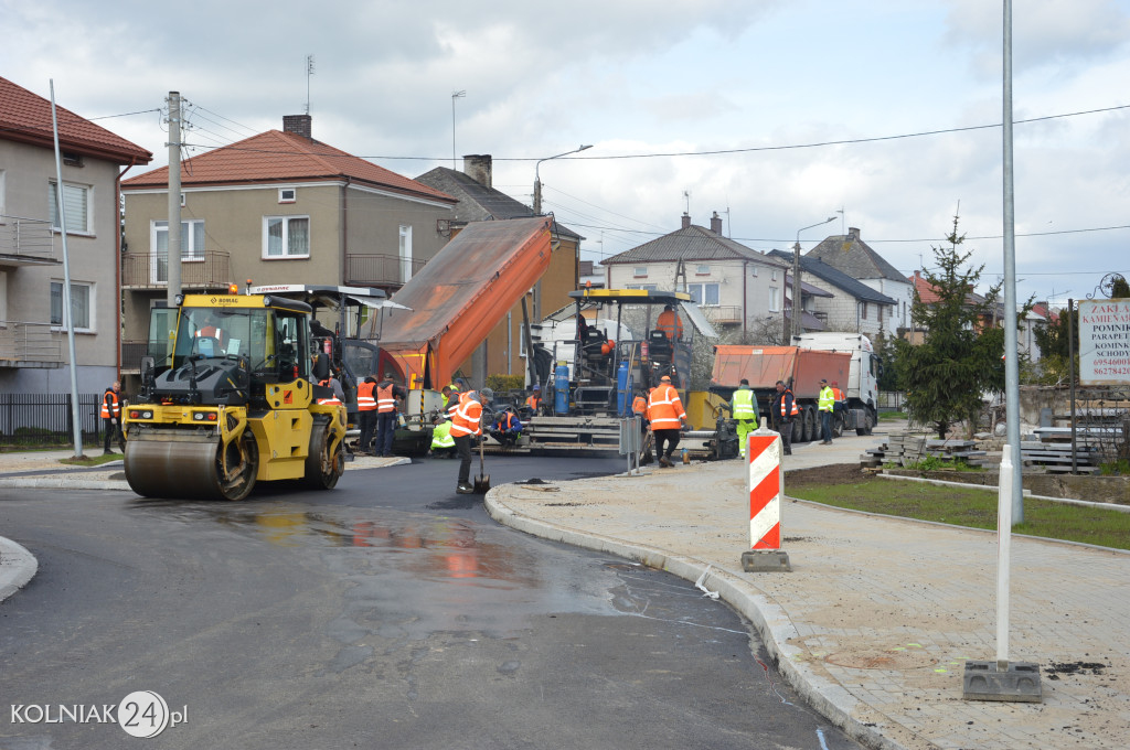 Asfalt na rondzie już wylany