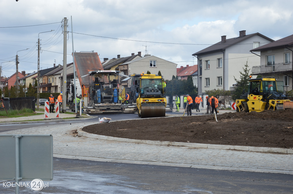 Asfalt na rondzie już wylany