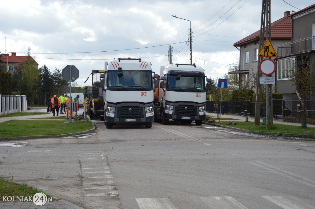 Asfalt na rondzie już wylany