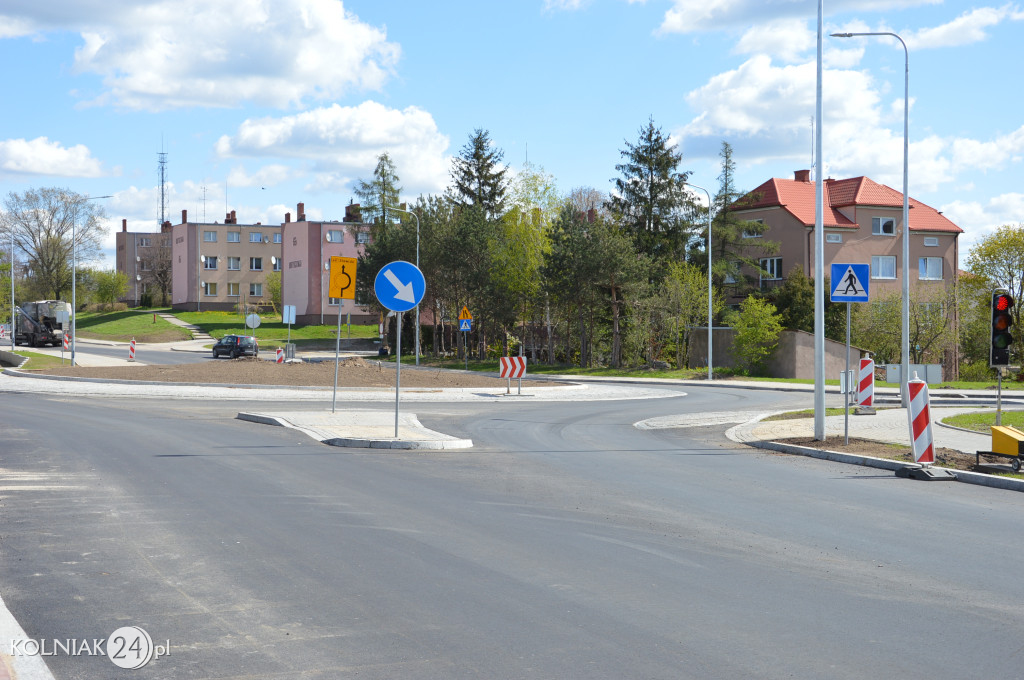 Asfalt na rondzie już wylany