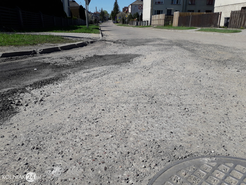 Asfalt na rondzie już wylany