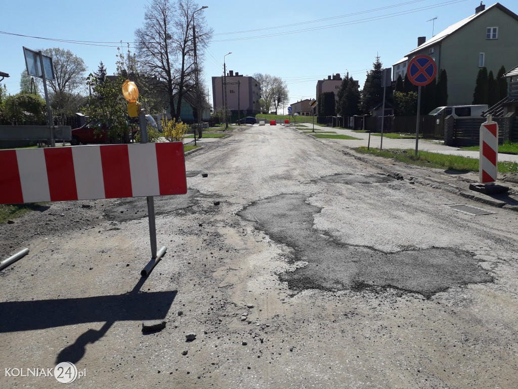 Asfalt na rondzie już wylany