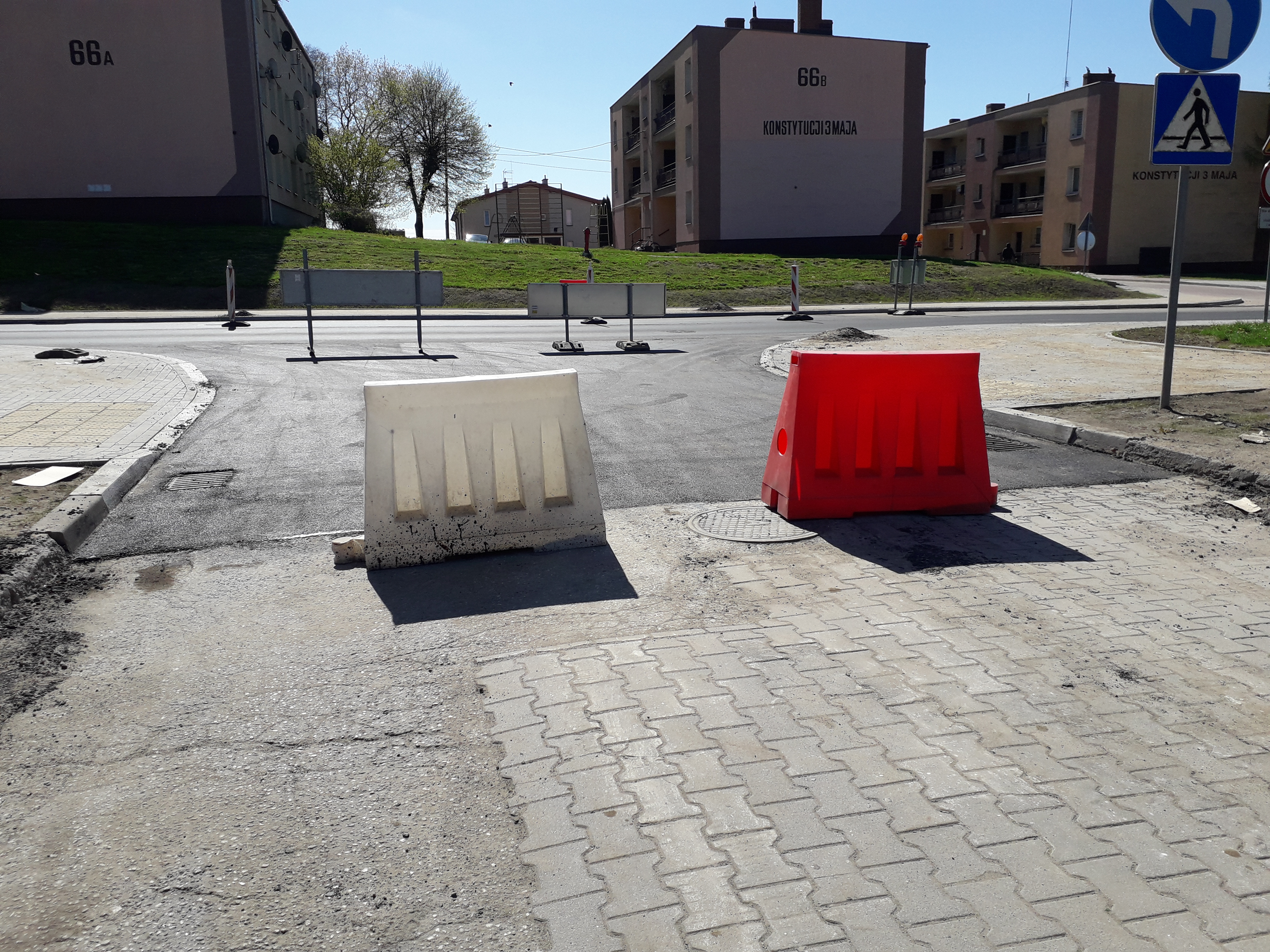 Asfalt na rondzie już wylany