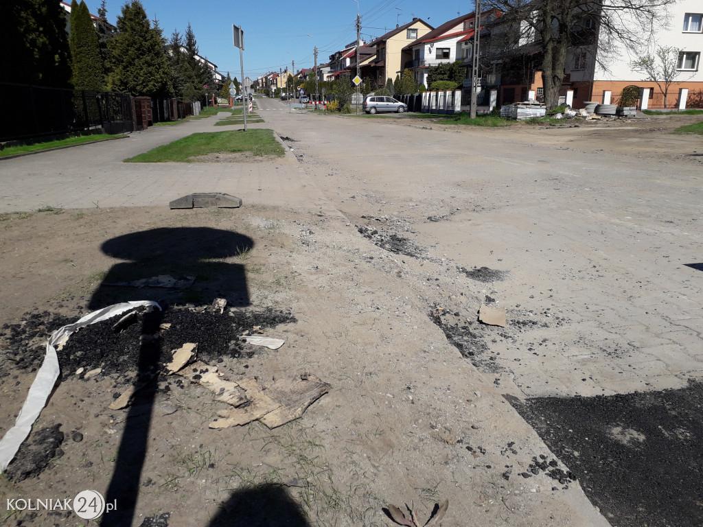 Asfalt na rondzie już wylany