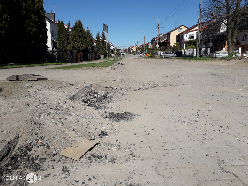 Asfalt na rondzie już wylany