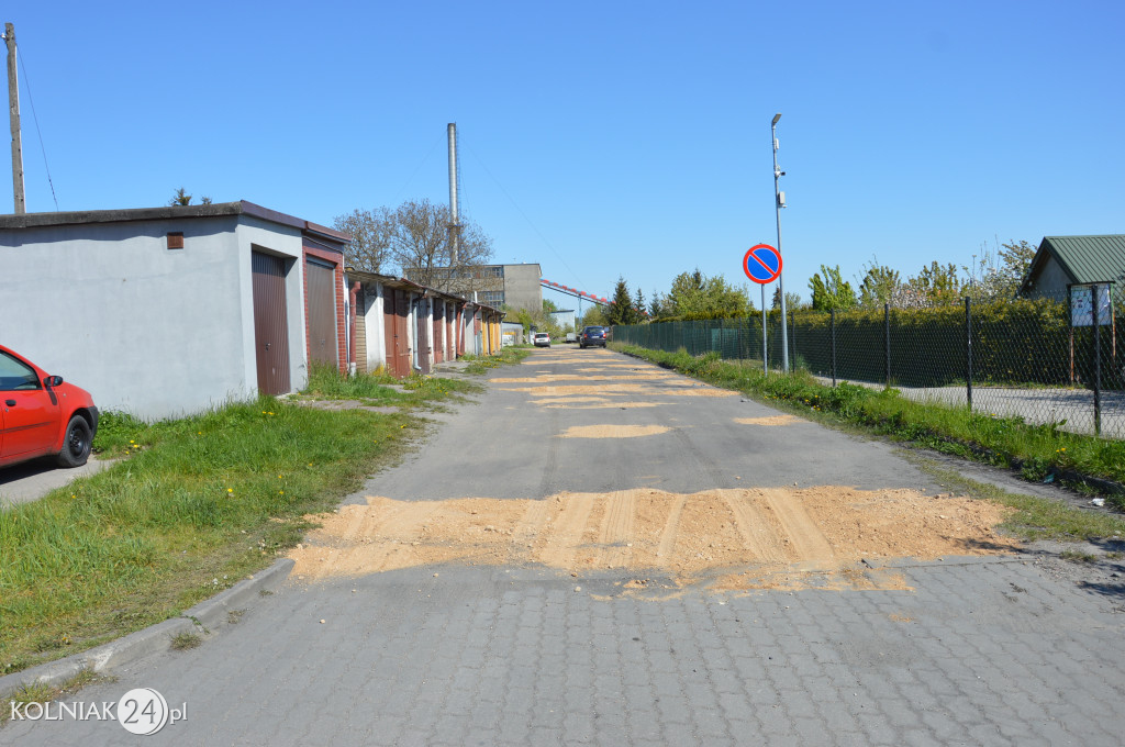 Droga przy garażach