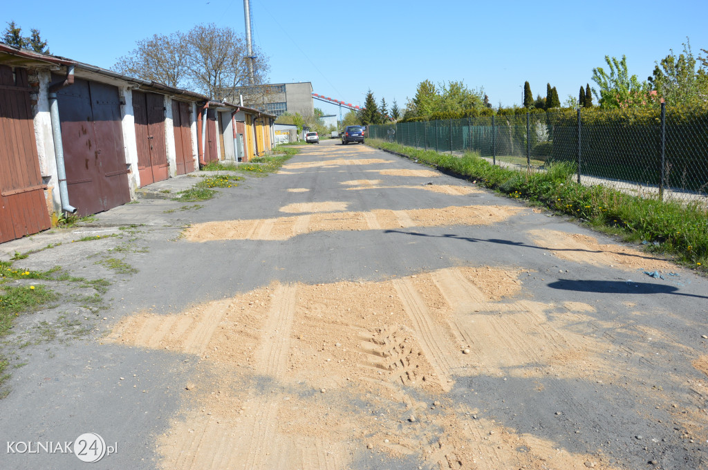 Droga przy garażach