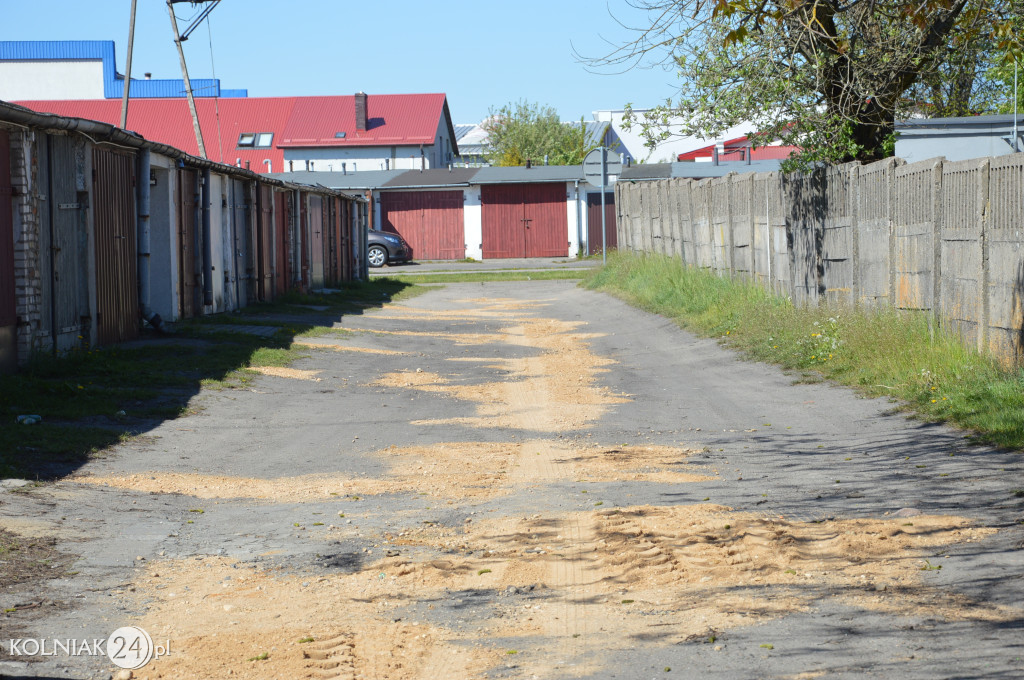 Droga przy garażach
