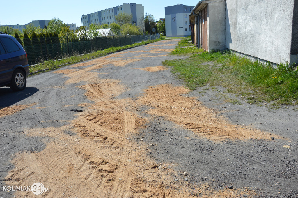 Droga przy garażach