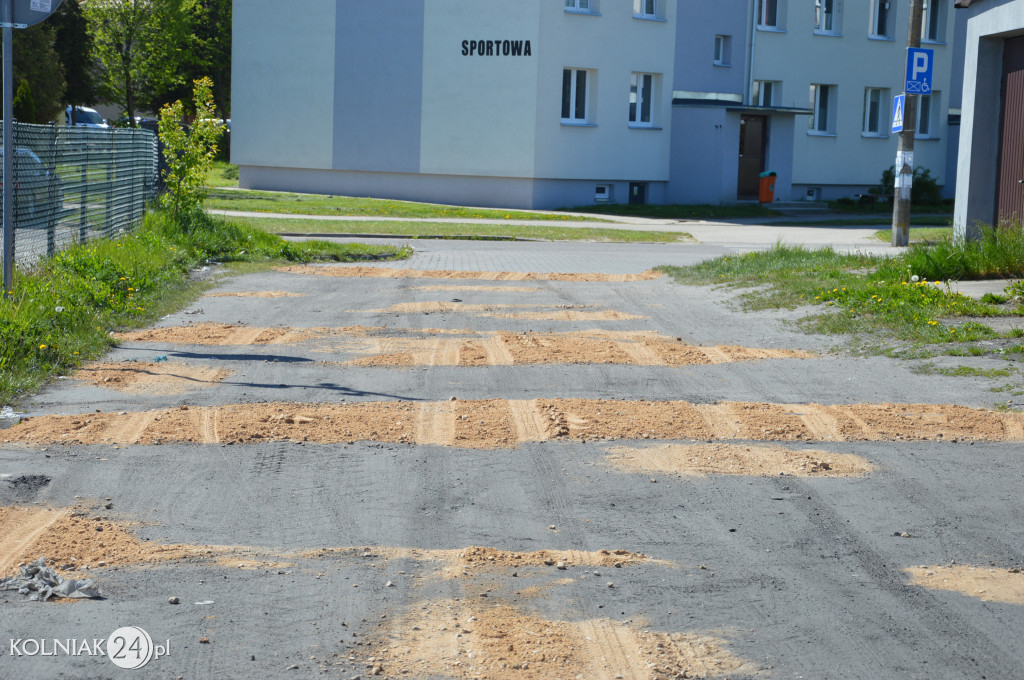 Droga przy garażach
