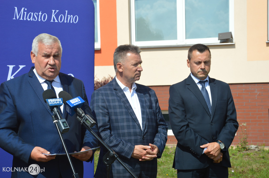 Symboliczne czeki dla kolneńskich samorządowców