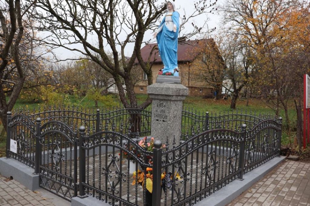 Kapliczka w Gromadzynie