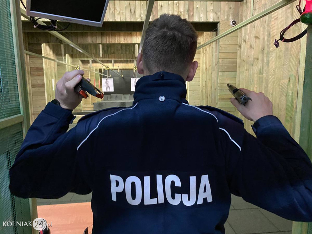 Policjanci z Kolna na strzelnicy