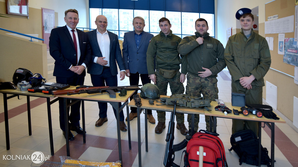 Mundury i sprzęt wojskowy dla ZST