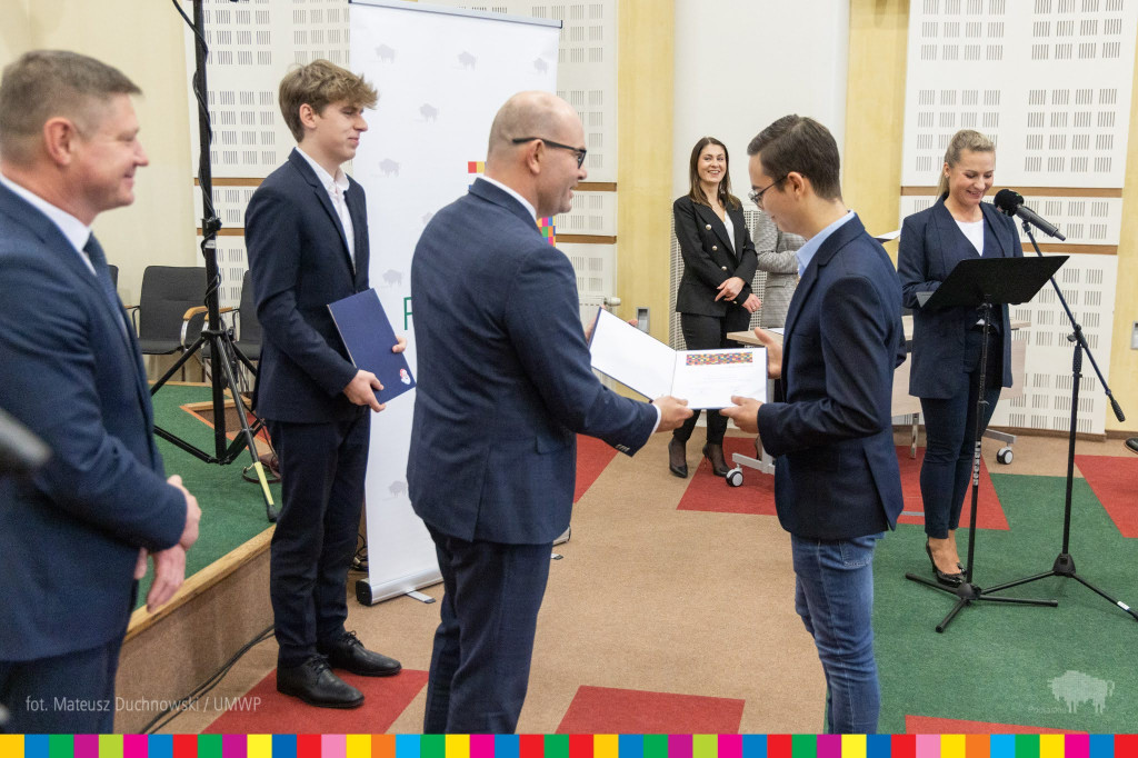 Najlepsi uczniowie z regionu otrzymali naukowe stypendia marszałka