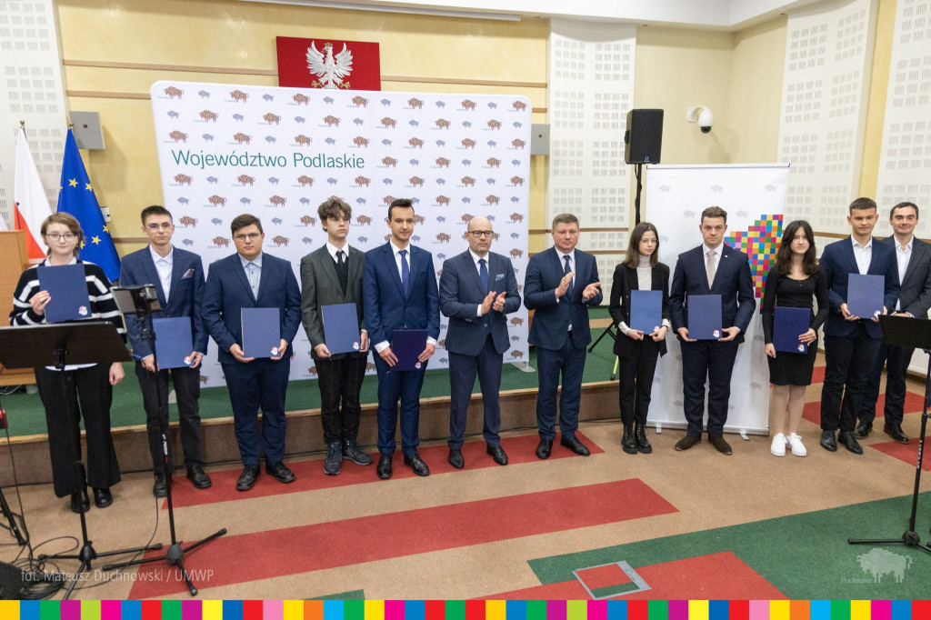 Najlepsi uczniowie z regionu otrzymali naukowe stypendia marszałka