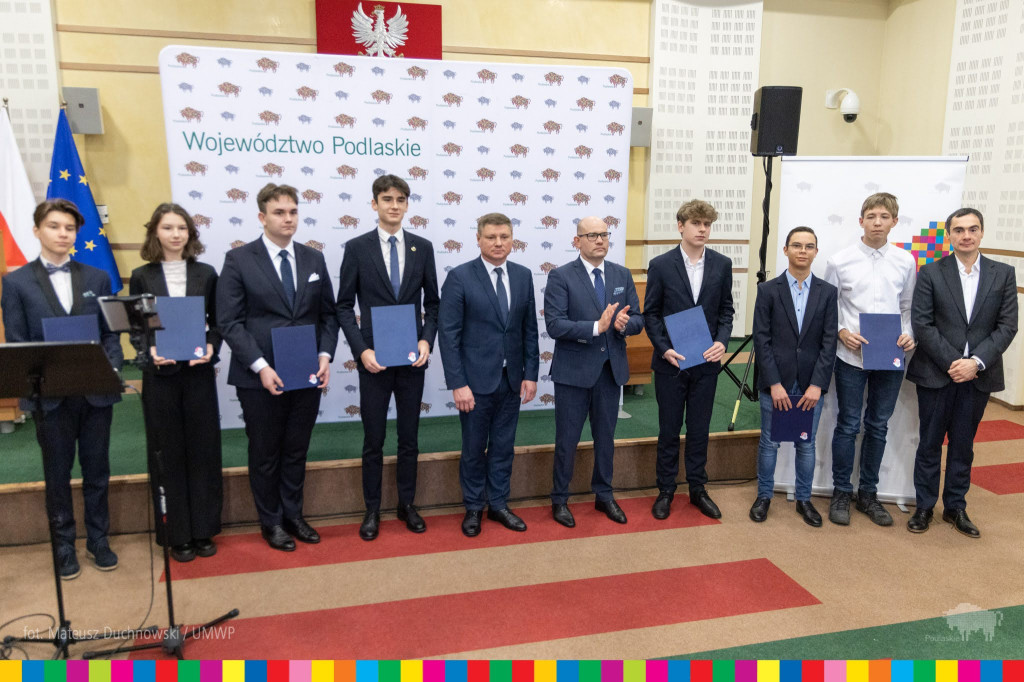 Najlepsi uczniowie z regionu otrzymali naukowe stypendia marszałka