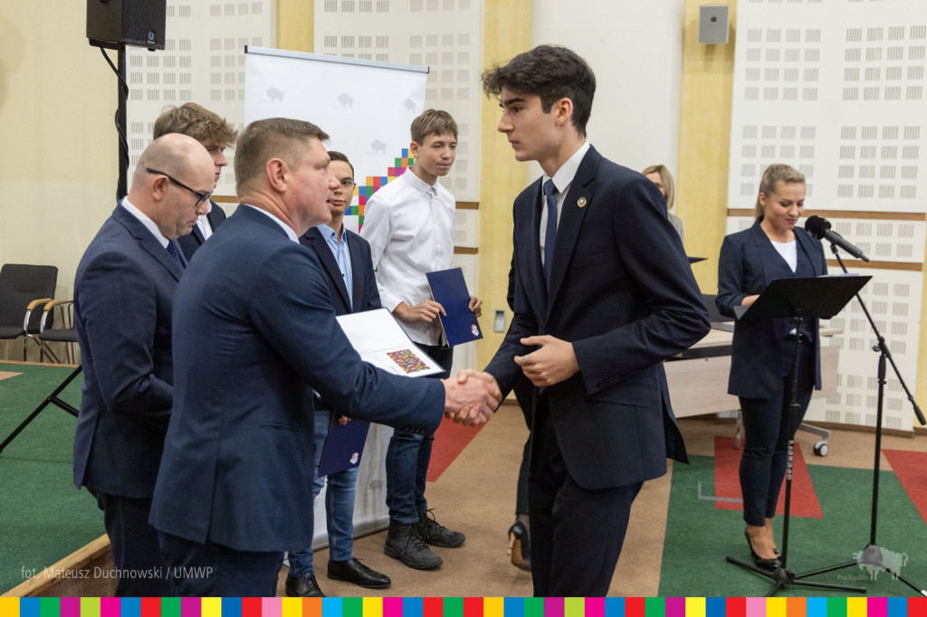Najlepsi uczniowie z regionu otrzymali naukowe stypendia marszałka