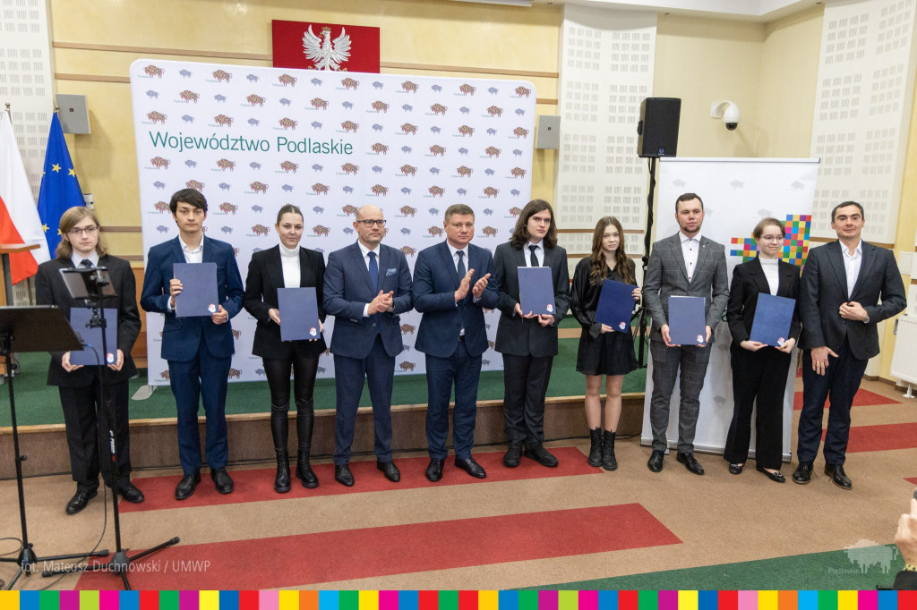 Najlepsi uczniowie z regionu otrzymali naukowe stypendia marszałka