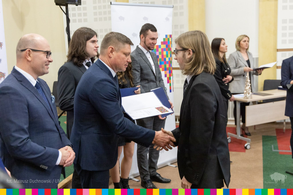 Najlepsi uczniowie z regionu otrzymali naukowe stypendia marszałka