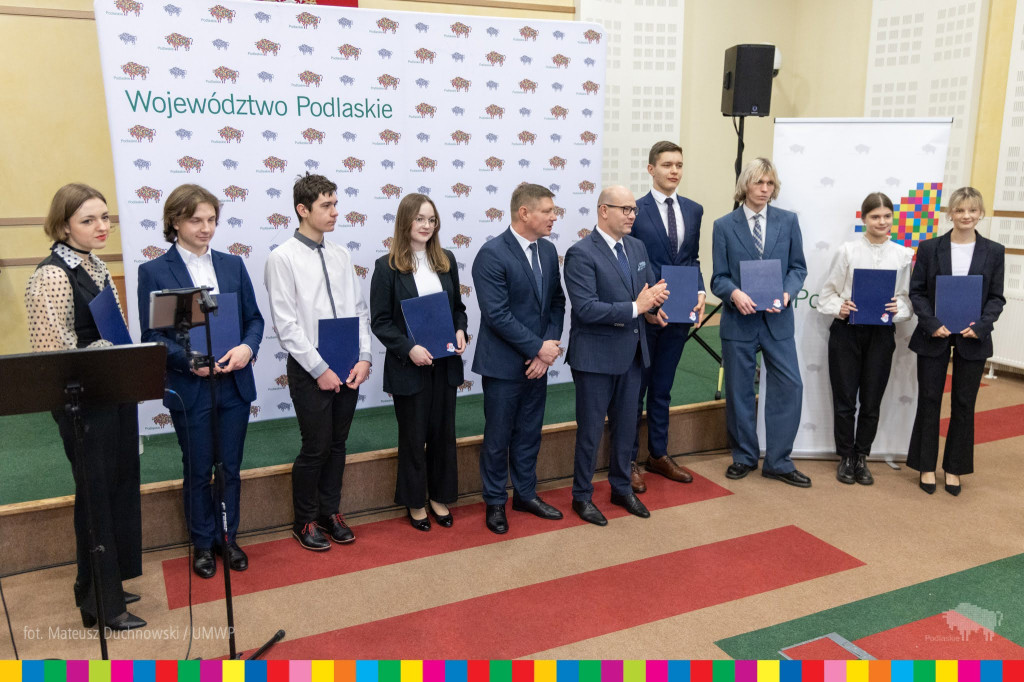 Najlepsi uczniowie z regionu otrzymali naukowe stypendia marszałka