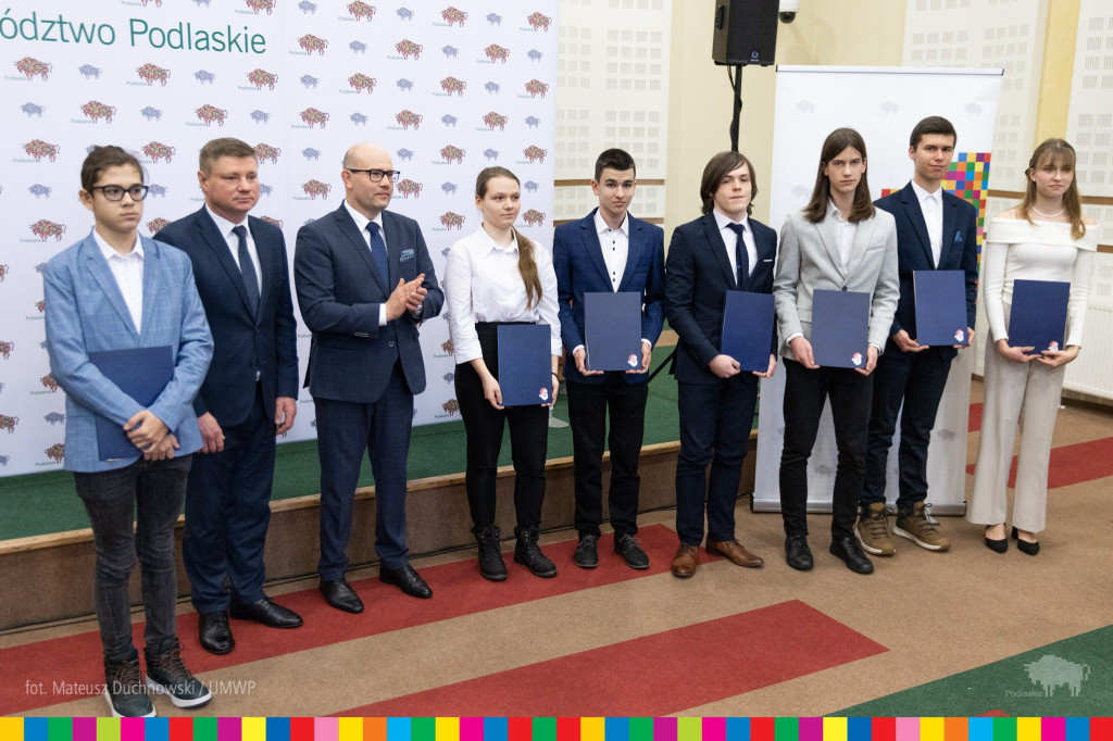 Najlepsi uczniowie z regionu otrzymali naukowe stypendia marszałka