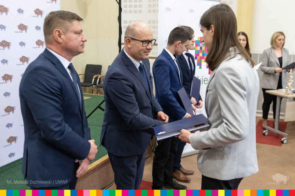 Najlepsi uczniowie z regionu otrzymali naukowe stypendia marszałka