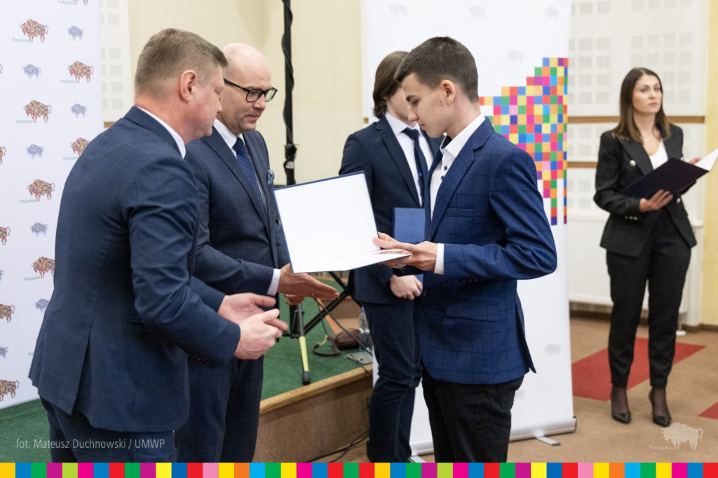 Najlepsi uczniowie z regionu otrzymali naukowe stypendia marszałka