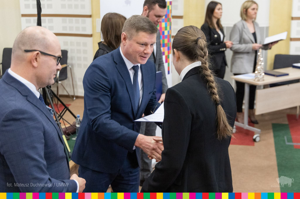 Najlepsi uczniowie z regionu otrzymali naukowe stypendia marszałka