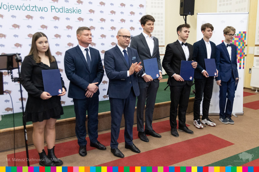 Najlepsi uczniowie z regionu otrzymali naukowe stypendia marszałka