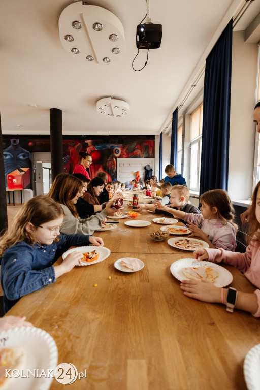 Pieczenie pizzy w KOKiS
