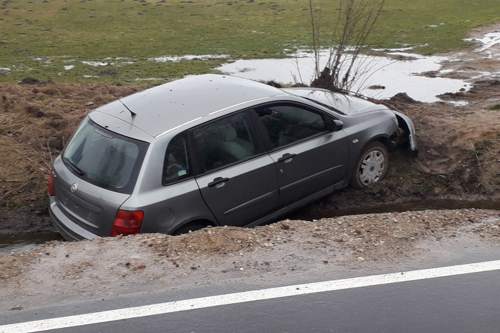 Osobówka w rowie przy drodze wojewódzkiej