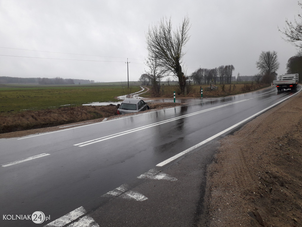 Osobówka w rowie przy drodze wojewódzkiej