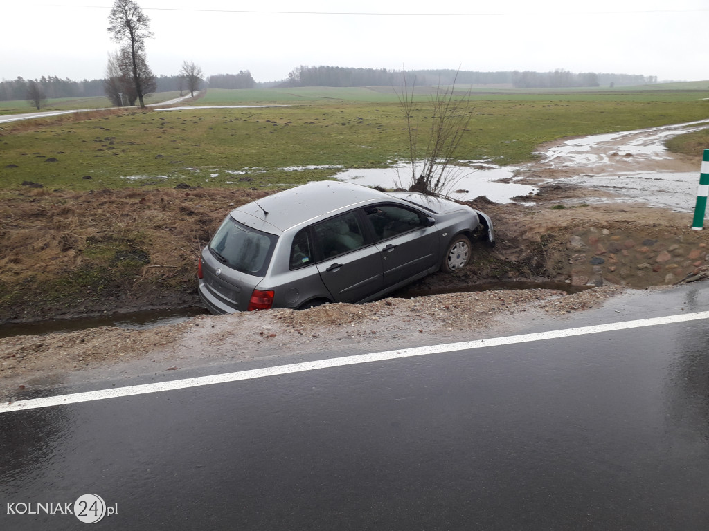Osobówka w rowie przy drodze wojewódzkiej