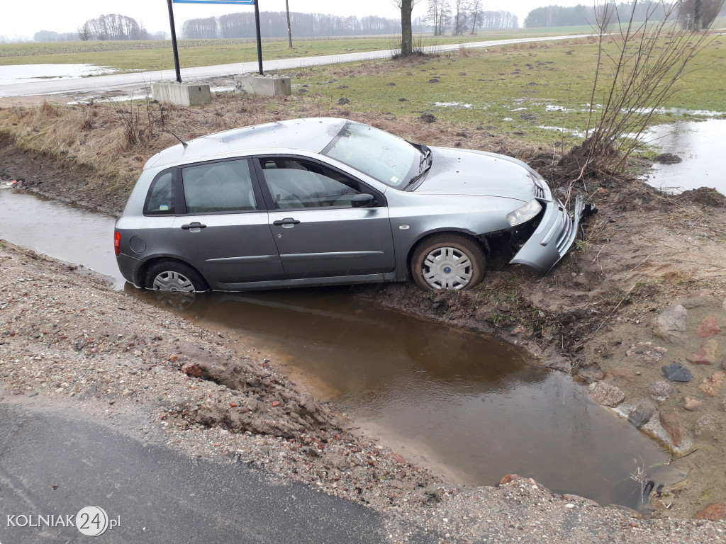 Osobówka w rowie przy drodze wojewódzkiej