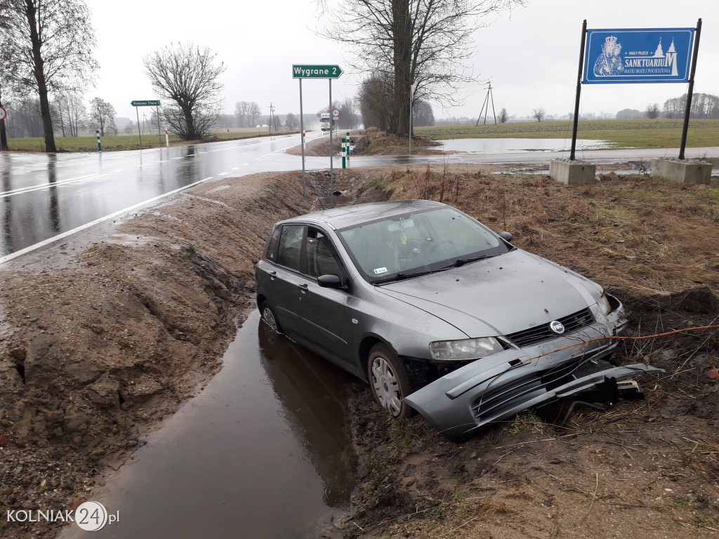 Osobówka w rowie przy drodze wojewódzkiej