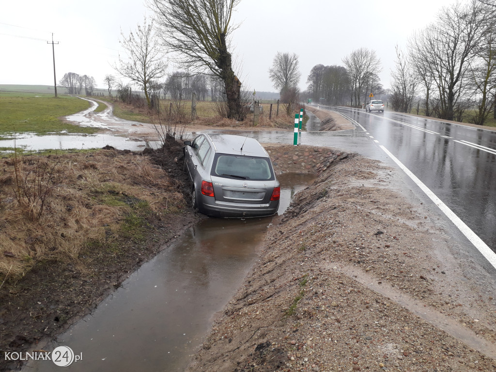 Osobówka w rowie przy drodze wojewódzkiej