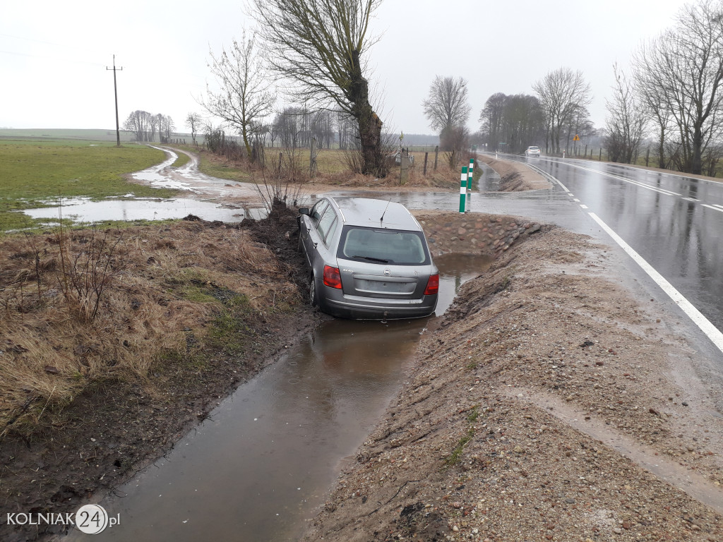 Osobówka w rowie przy drodze wojewódzkiej