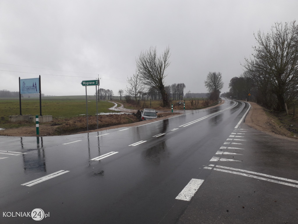 Osobówka w rowie przy drodze wojewódzkiej