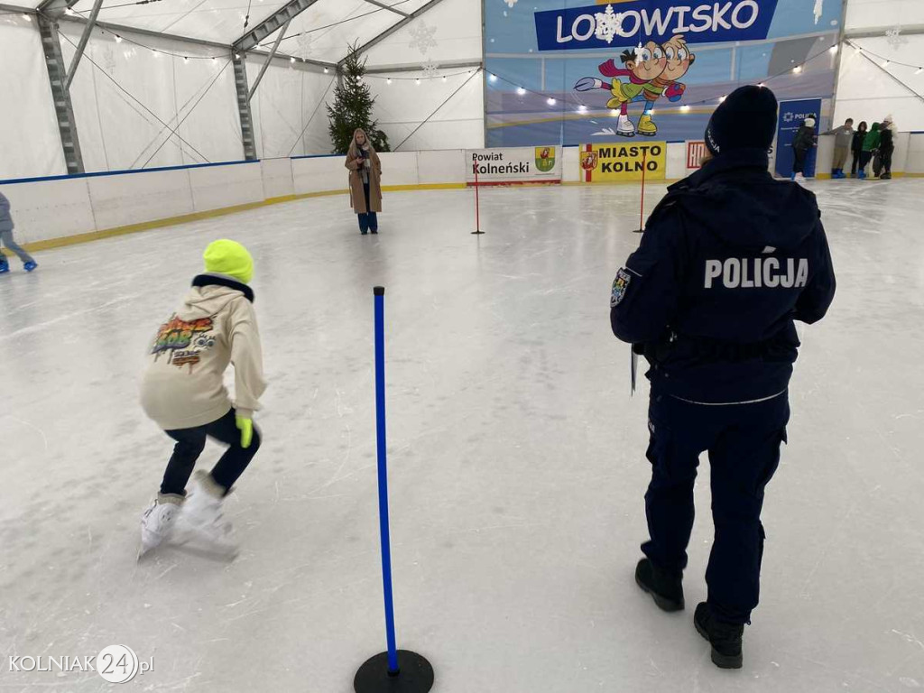 TURNIEJ ŁYŻWIARSKI Z POLICJANTAMI