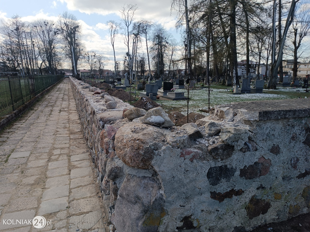 Remont muru cmentarnego