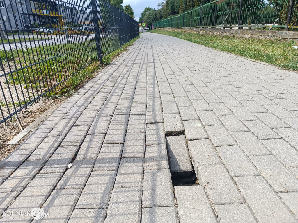 Podmyty chodnik i studzienka