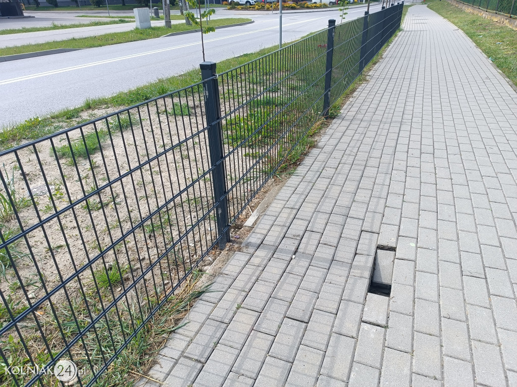 Podmyty chodnik i studzienka