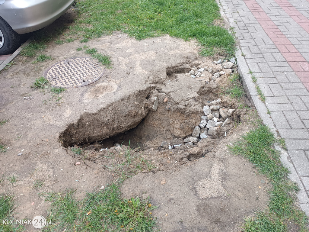 Podmyty chodnik i studzienka