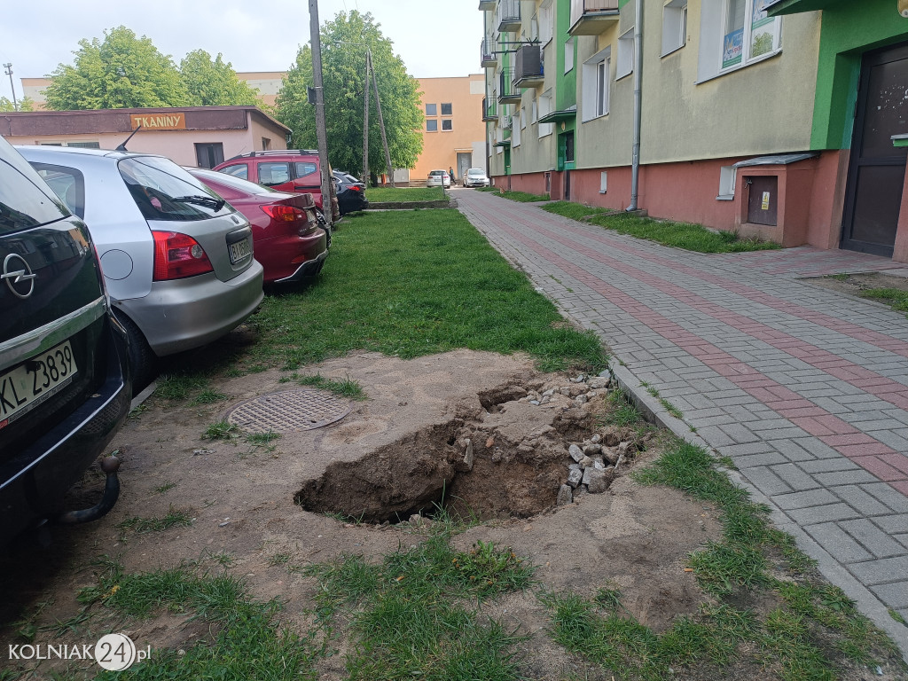 Podmyty chodnik i studzienka