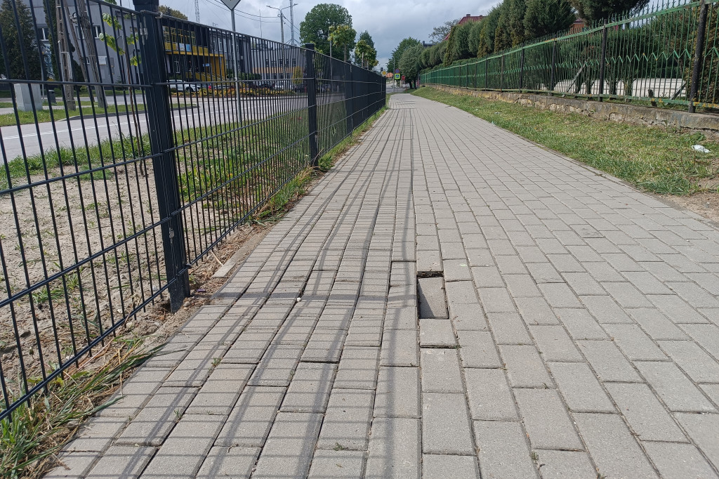 Podmyty chodnik i studzienka